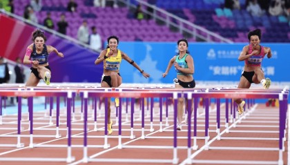 吴艳妮摘银颁奖台上仰面爆哭，三届全运会无缘金牌，回应“能否坚持下一届”；刘景扬夺冠后称不是“黑马”，妈妈激动落泪：没人看好她