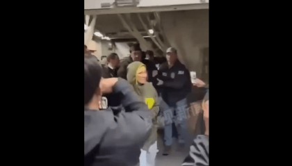 马杜罗现身美国缉毒局采指纹，英语、西班牙语切换和众人打招呼，疑似左腿受伤