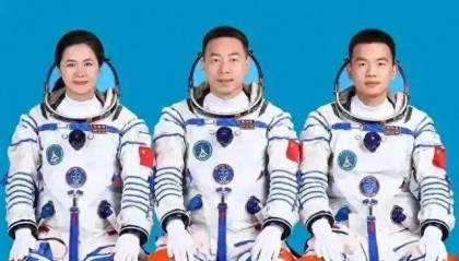 神舟十八号安全返航！返航时外部被烧得黑不溜秋，为何发射时不会