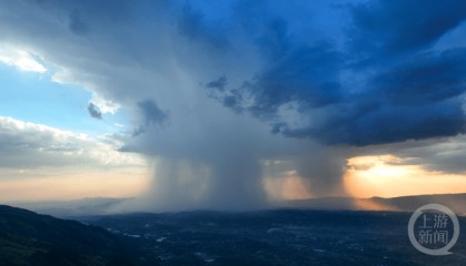 “水帘”挂云端，晚霞映雷雨！重庆永川现“雨幡”奇观