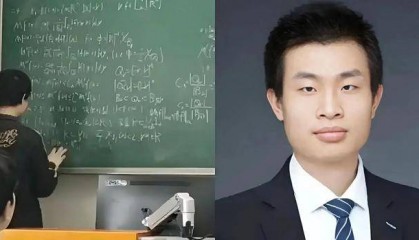 韦东奕上课照片走红，新发型吸睛，网友：板书真漂亮，可惜看不懂