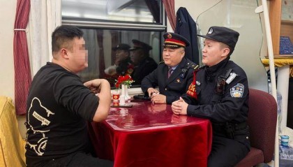 列车上一醉酒“纹身哥”突然对乘警说“我是逃犯”，乘警一查：不，你不是！