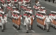 法国阅兵现场，马克龙与第一夫人边看边讨论，其中一方阵人均大胡子，扛着斧头走过