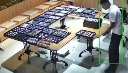 苏州一20岁店员不小心摔碎一盒玉镯损失百万,老板未要赔偿安慰小伙别有压力