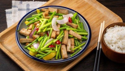 张红甫教你做清新可口的素食佳肴,经典毛豆炒香干的制作技巧