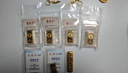 保姆照顾80岁老人不到2个月，偷走其7块金条，还把老人18万现金存自己卡里