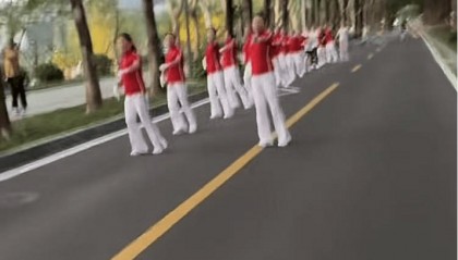 武汉大妈拉线封路跳广场舞，悬挂告示“锻炼区域车辆绕行”？当地回应