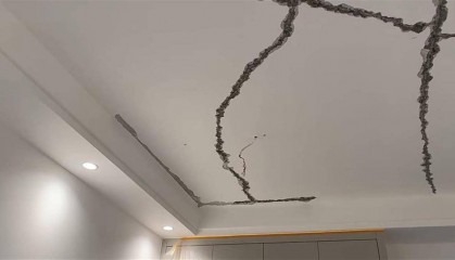 重庆一业主吐槽新房装修入住两月后天花板开裂，建设局已介入