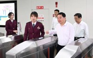 辽宁省委书记、省长乘地铁与乘客交流