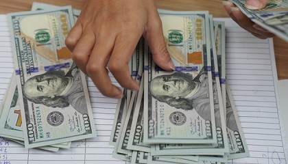 为获“救命钱”埃及货币急跌40%,但对经济未必是坏事?