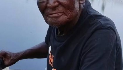 河北七旬“钓帝”皮肤晒成“老抽色”意外爆火，家人：钓鱼本来就是一种乐趣