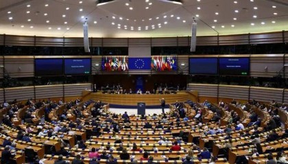 王毅专机落地前,欧盟对华连出两招,不到24小时,意大利率先选边站