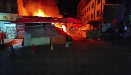 一菜市场突发火灾，现场火光冲天！