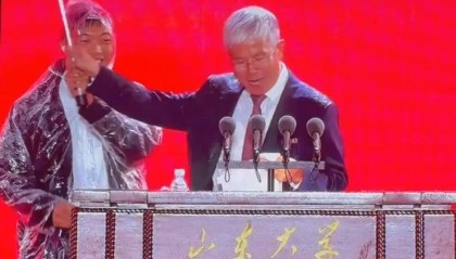 突降大雨!山东大学“蔬菜校长”两次拒伞:与同学共淋一场雨
