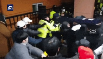 尹锡悦开启“拘留生活”：吃泡菜打地铺，一周可洗一次澡