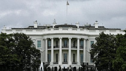 10天两万架飞机延误,机场6小时无人值守,美政府停摆将引发大乱,特朗普“甩锅”民主党