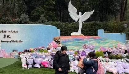 李玟墓地近况曝光 现场杂草丛生凌乱不堪
