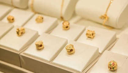 金价突破860元/克,“小而美”的低克数金饰受欢迎