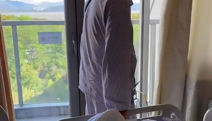 深圳男子因机器人切除肿瘤不彻底，时隔18天二次手术，两年后去世；医院：不属医疗事故；鉴定：机器人手术未及时发现肿瘤遗漏，医院担主责