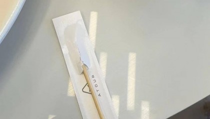 女子称亚朵酒店内疑似出现别人用过的“二手牙签”，自己入口后才发现，店方回应