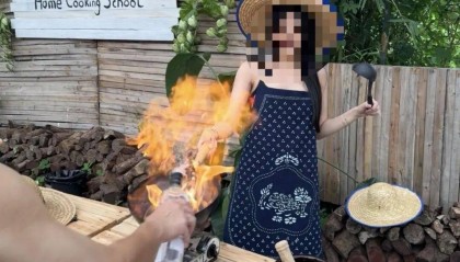 火焰瞬间上蹿！工作人员往锅里直接倒酒，致女子双手烧伤，涉事店家停业