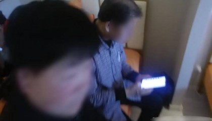 民警一推门：20平方米挤满30多老人，正集体操作手机