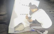 夜晚开车遇大坑，内蒙古一对夫妻往返20余公里布置“警示牌”