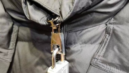 巨型吊牌之后，商家给衣服挂密码锁反制蹭穿