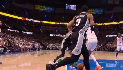 NBA西决现争议判罚：雷霆球员疑脚碰球出界仍获球权，马刺抗议后吃技犯