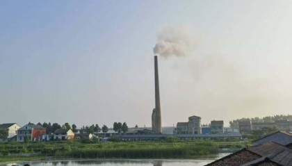 湖北监利一建材公司65米高烟囱倒塌，公司负责人称建成才两年多