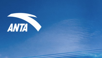 受始祖鸟烟花秀争议波及，安踏体育股价大跌，官方客服致歉