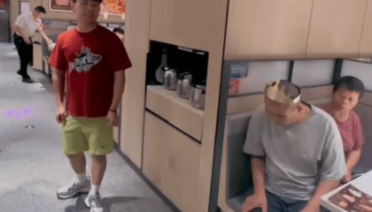 小伙在火锅店给父亲庆生 讲话、磕头引关注 回应质疑:没有提前策划