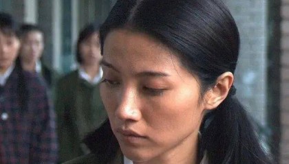 52岁影后颜丙燕公开小20岁男友:他知道我将步入更年期,已甜蜜相恋5年,两人出门必须手拉手