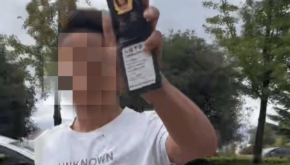 云南一男子驾车别停他人车辆后“亮警察证”,涉嫌非法持有、使用警用标志被行拘