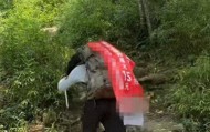 湖南一男子背40公斤蜜雪冰城上武功山售卖，收入不多纯体验