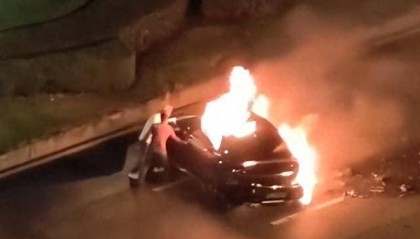 小轿车凌晨疑超速失控自燃,市民尝试破窗救援未果;成都交警:事故还在调查中