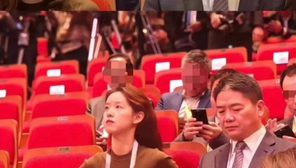 刘强东章泽天现身韩国，同框参加活动表情严肃