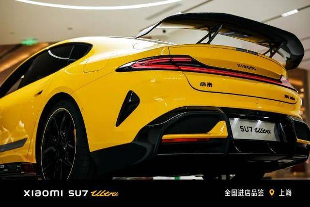雷军从6楼扔西瓜，展示小米SU7 Ultra“防弹涂层”