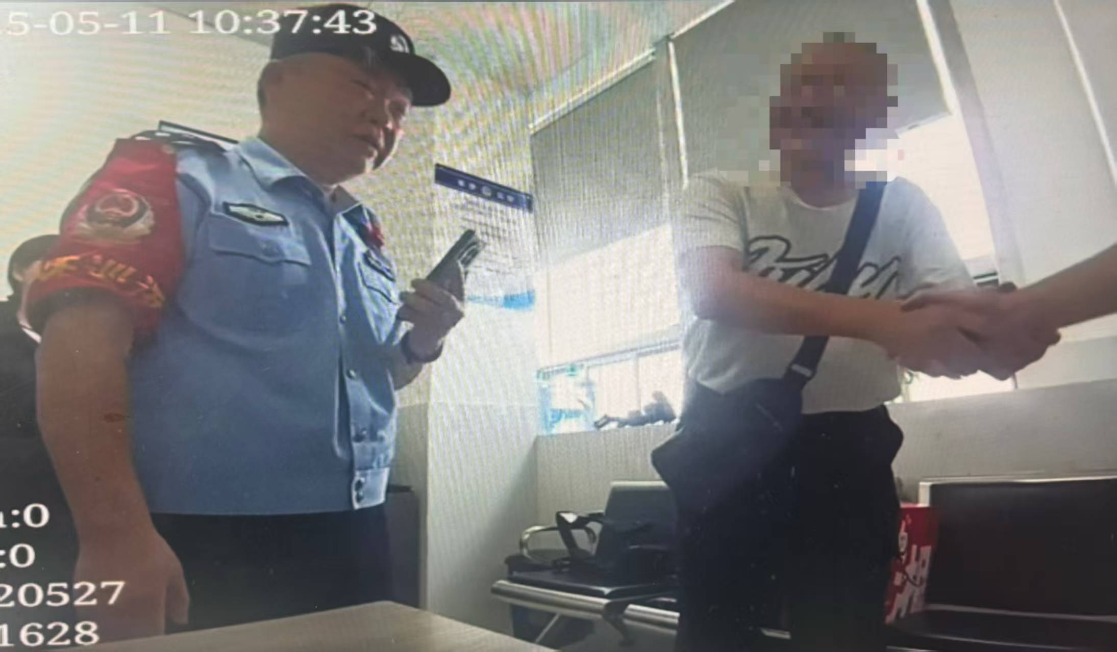 长沙大爷扫乘车码时跳出弹窗广告，一不小心点下去被扣超千元！警方出手全部追回