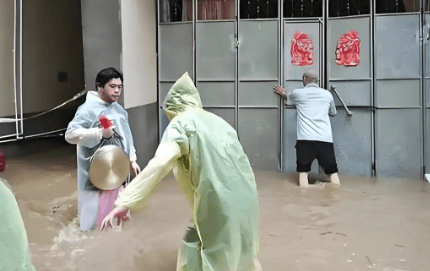 凌晨洪水来袭，密云大哥挨家敲窗救人