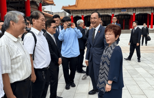 九三阅兵现场，洪秀柱一个举动，台当局急眼了，岛内有人感慨万千，解放军果然隐藏了实力