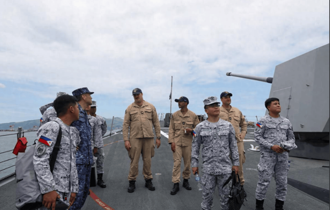 菲军主力舰刚出门,054A就堵在南海大门,美日军舰不敢靠近半步