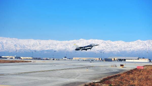 特朗普碰瓷：夺回阿富汗空军基地，离中国太近