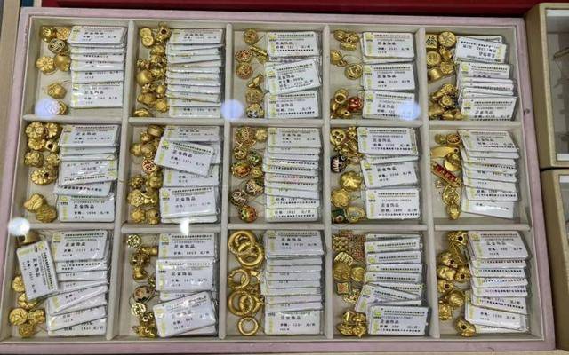 “每个月攒一颗小金饰”，00后“另类”淘金