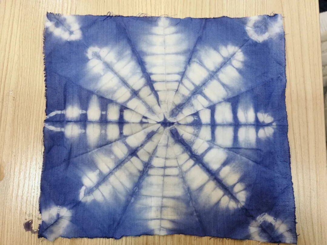 【新闻速递】素布染芳华 非遗传匠心—— 图书馆举办非遗扎染手工体验活动