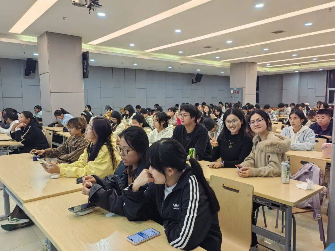 【新闻速递】素布染芳华 非遗传匠心—— 图书馆举办非遗扎染手工体验活动