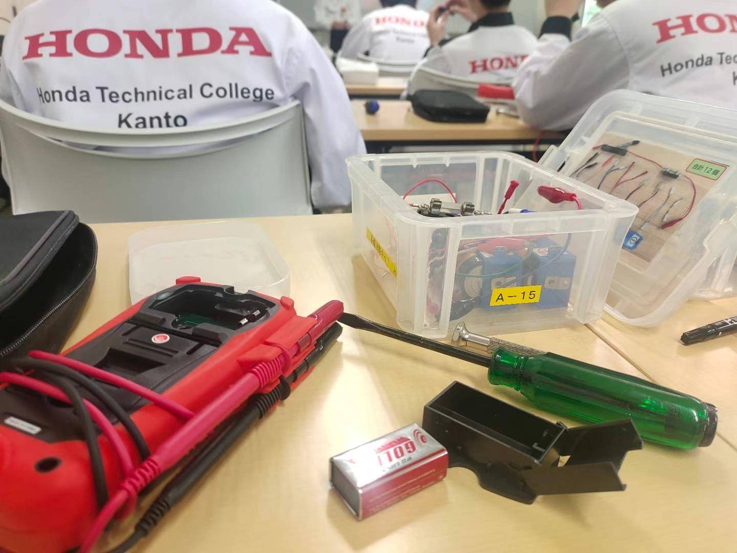 放弃考编出国学汽修 男子第一年想赚18万