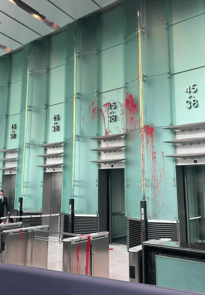 男子求见李嘉诚被拒,大闹长江集团中心:泼红漆、打伤保安被逮捕