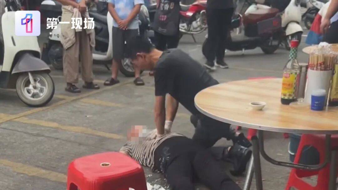 女子吃饭时突然倒地！深圳店主冲了上去，一家3人开始接力...
