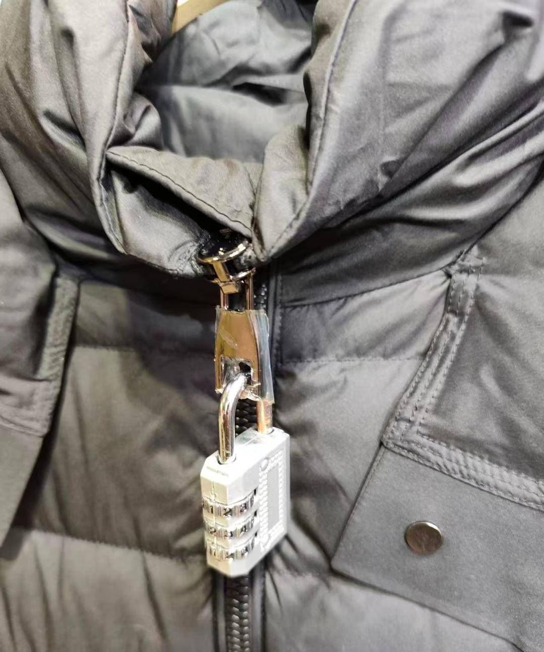 巨型吊牌之后，商家给衣服挂密码锁反制蹭穿